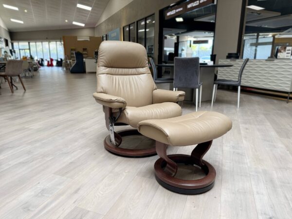 Stressless Sunrise Classic M recliner in Paloma Funghi leather and Brown Base