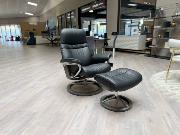 Stressless Sunrise Signature M recliner in Paloma Black leather and Grey Base with polished aluminum