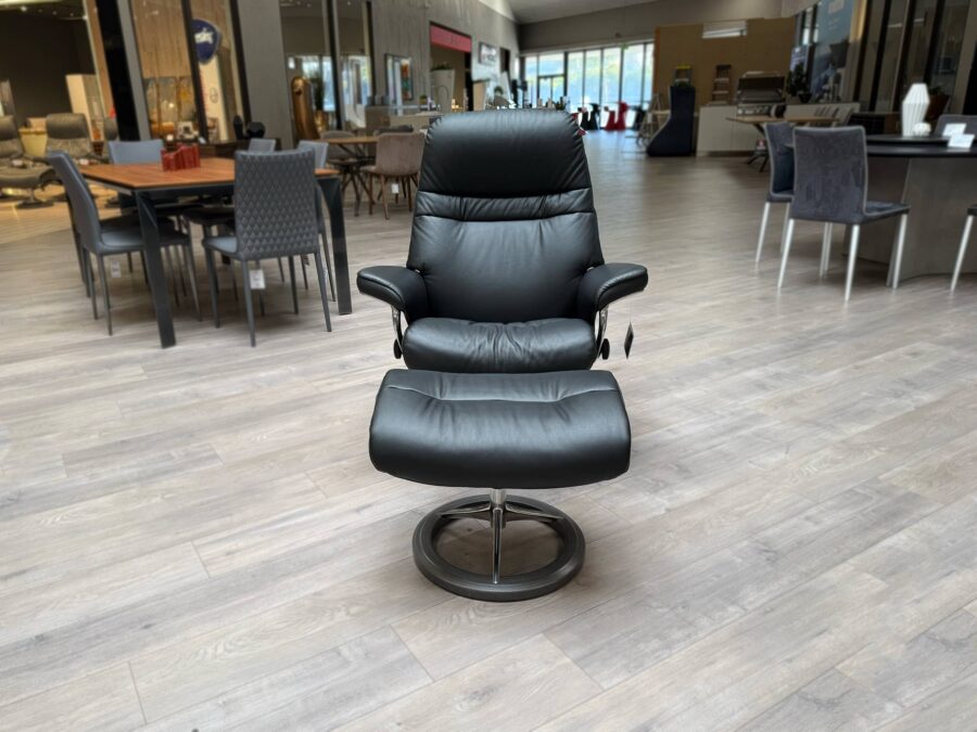 Stressless Sunrise Signature M recliner in Paloma Black leather and Grey Base with polished aluminum