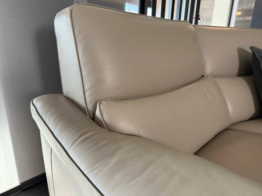 Natuzzi Italia - Rock 3062 4pc Power Sectional Light Grey Close up view