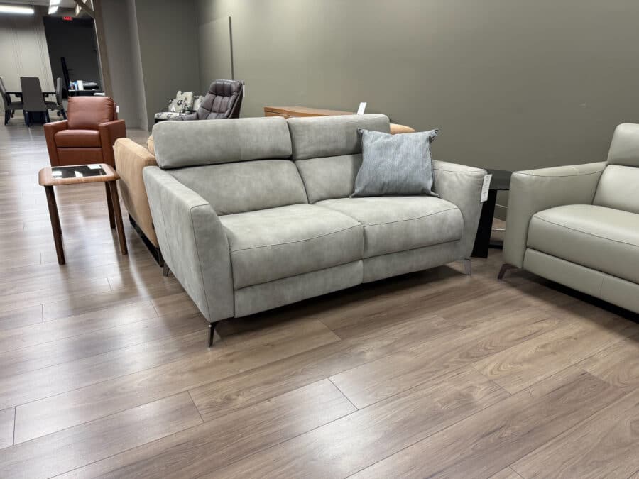Natuzzi Italia Stan Power loveseat Taupe - showroom