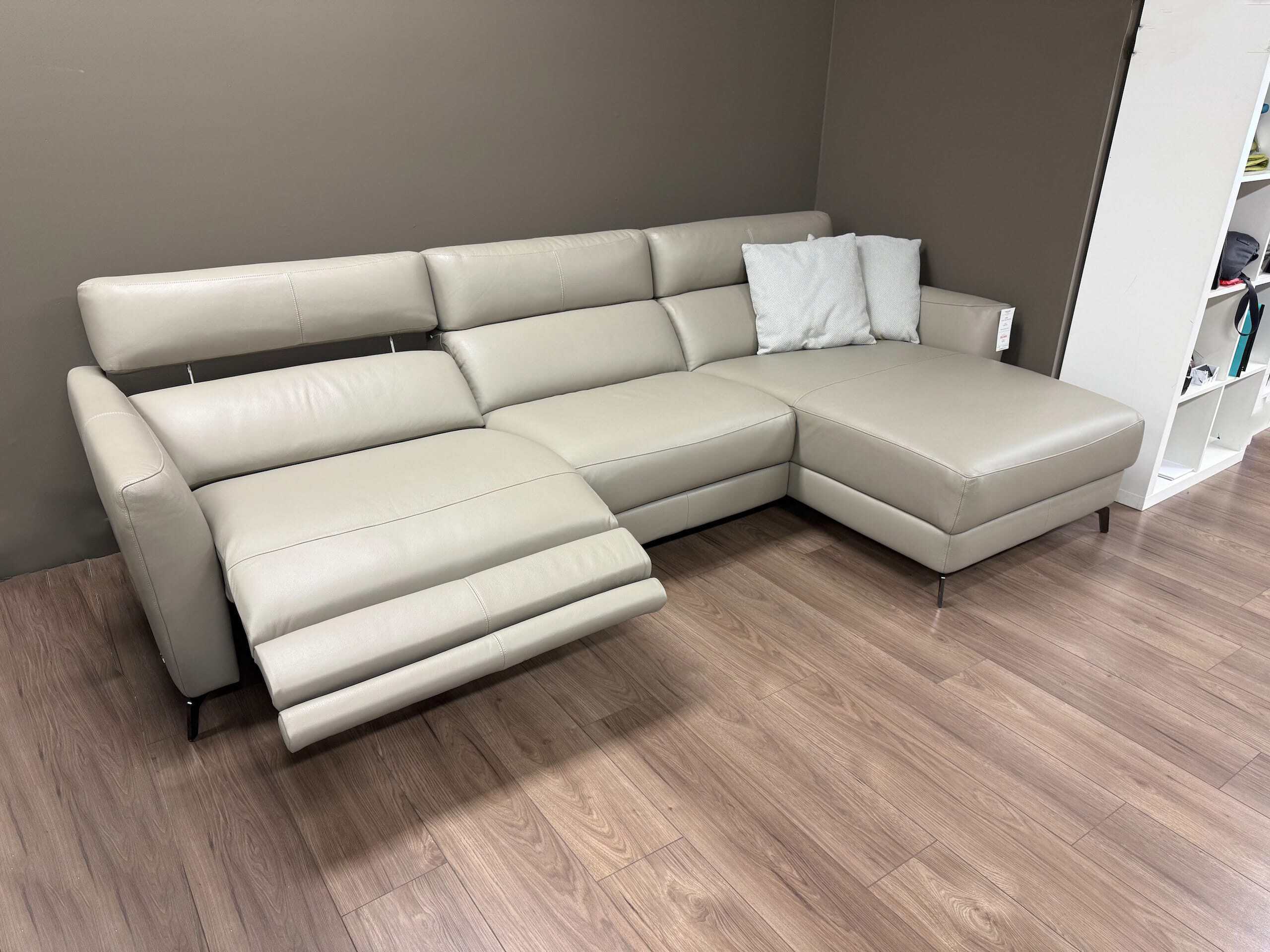 Natuzzi Italia Stan Power sofa with Chaise Cement - recliner demo