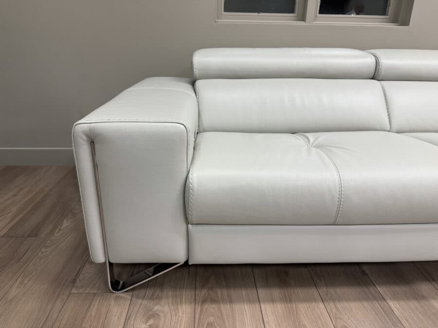 Estro Milano - Verso Leather Power Sectional Pearl Grey - closeup view