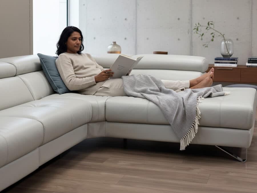 Estro Milano - Verso Leather Power Sectional Pearl Grey - in use